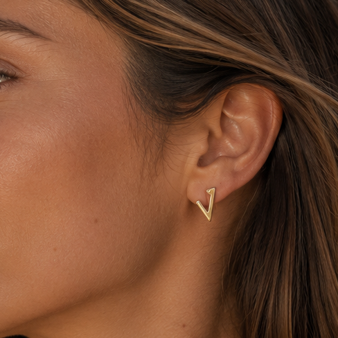 Aros mini V enchapado en oro 12 mm